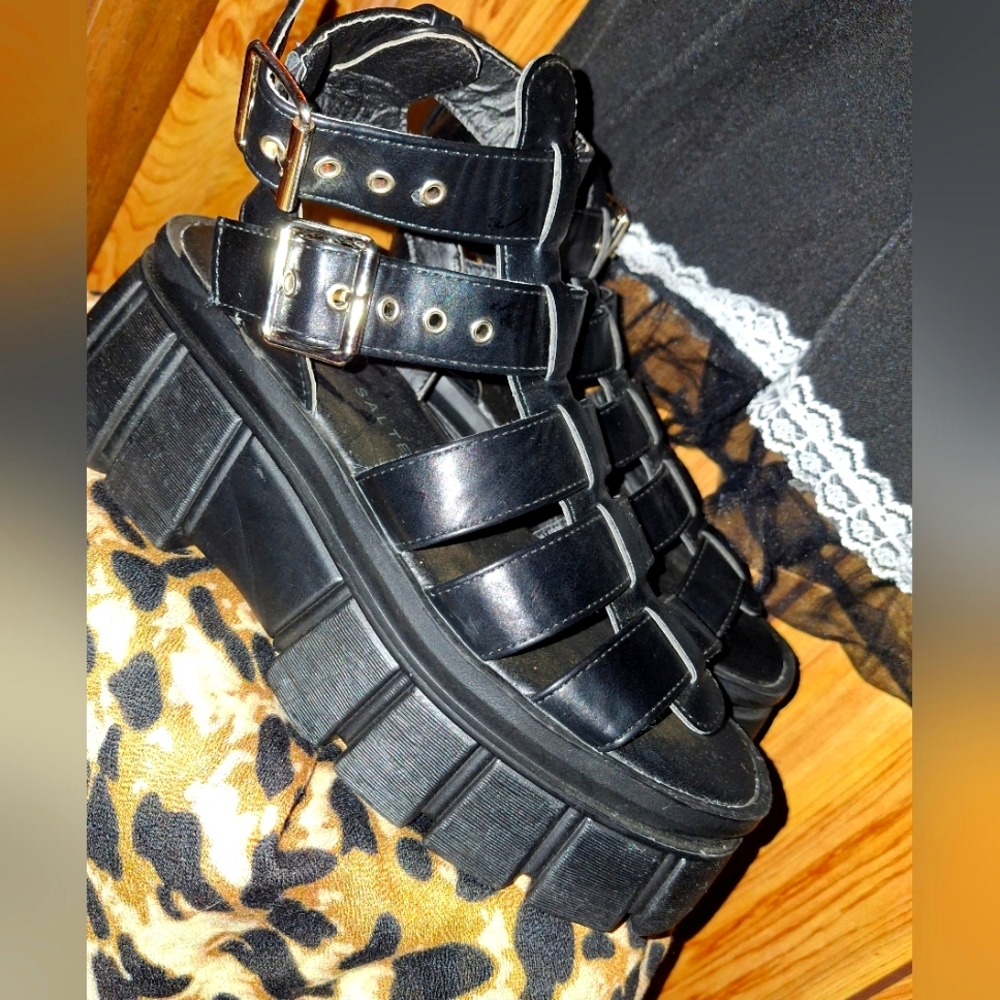 CUTE PLATFORM GOTH SANDALS